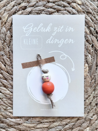 Geluk zit in de kleine dingen kaart + gelukspop ORANJE