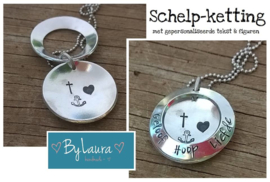 Schelpketting rond 'Geloof Hoop Liefde', smallere rand