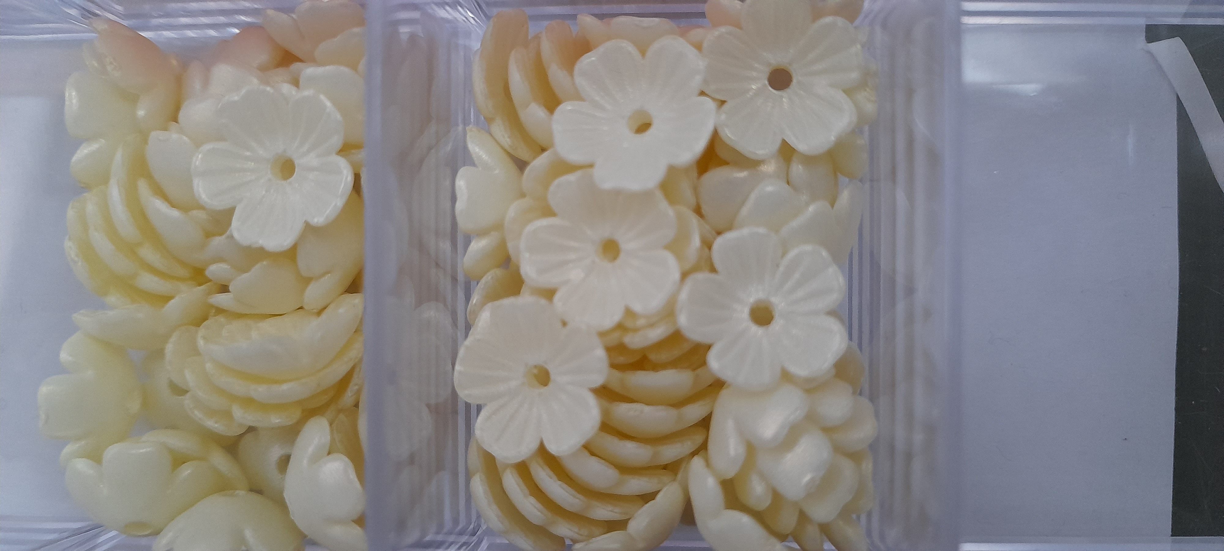 Acryl bloemetjes -Beige