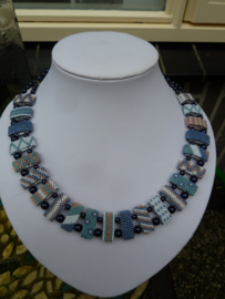 Ketting met verdeel stukjes   Blauw /bruin/ wit