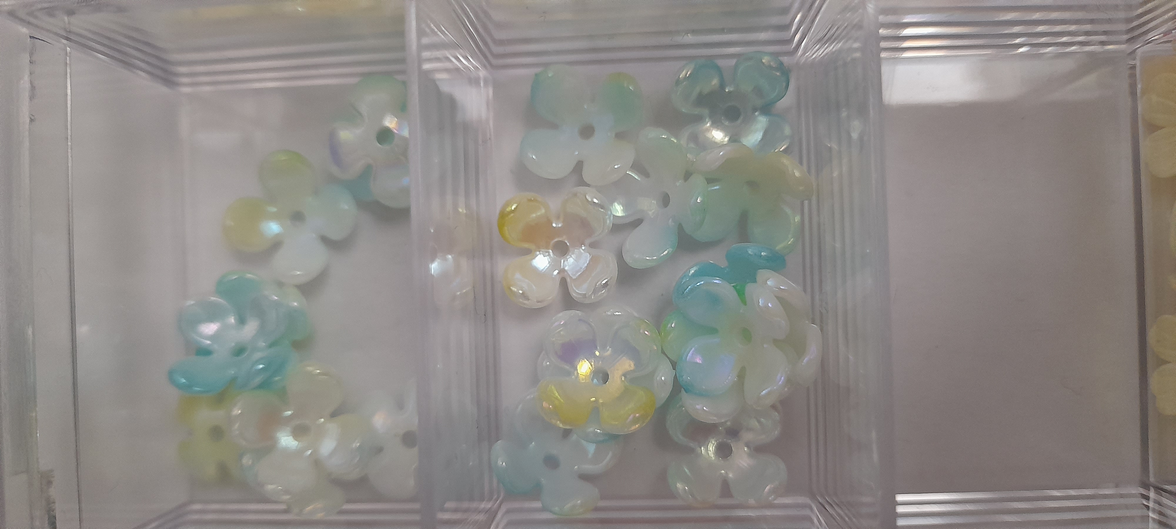 Acryl bloemetjes -geel blauw wit