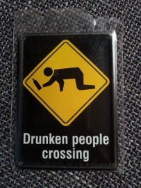 Metaalplaatje "Drunken people crossing" 8 x 11 cm