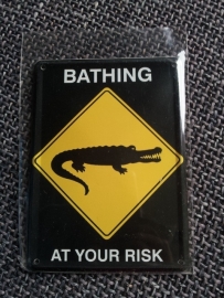 Metaalplaatje "Bathing at your risk" 8 x 11 cm
