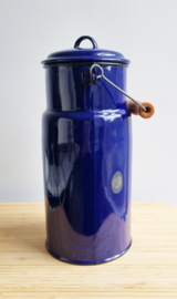 Bus met deksel van emaille