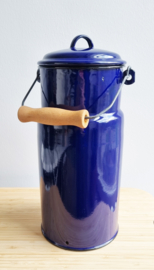 Bus met deksel van emaille