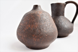 Set van twee bruine handwerk vazen