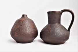Set van twee bruine handwerk vazen