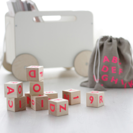 ooh noo alphabet blocks (roze)