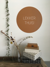 Label-R | Muurcirkel Tekst Lekker Thuis! (hazelbruin)