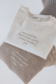 Feetje newborn longsleeve offwhite zand kleurige tekst