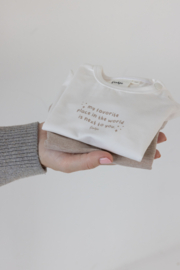 Feetje newborn longsleeve offwhite zand kleurige tekst