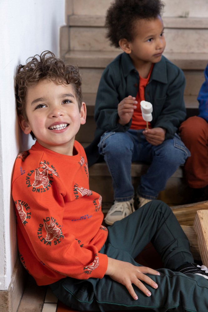 Sturdy sweater aop oranje Chasing Trails
