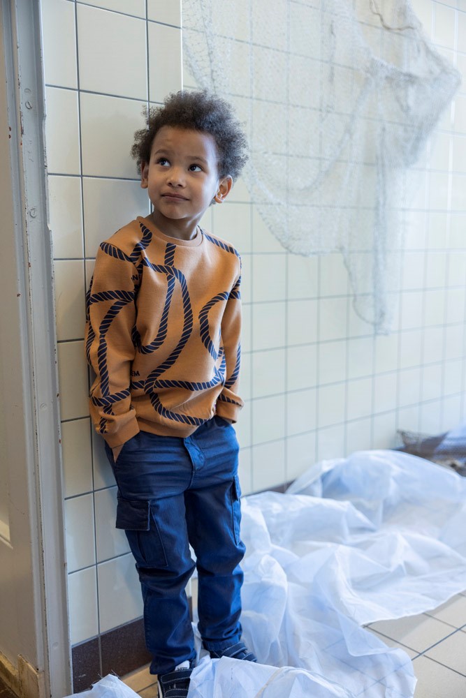 Sturdy sweater aop hazelnoot Waves and Whales