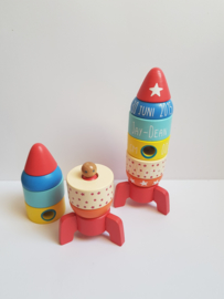 Stapel raket met naam en geboortegegevens
