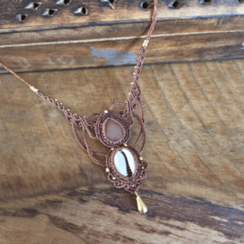 Macramé ketting  Maansteen en Kauri schelp