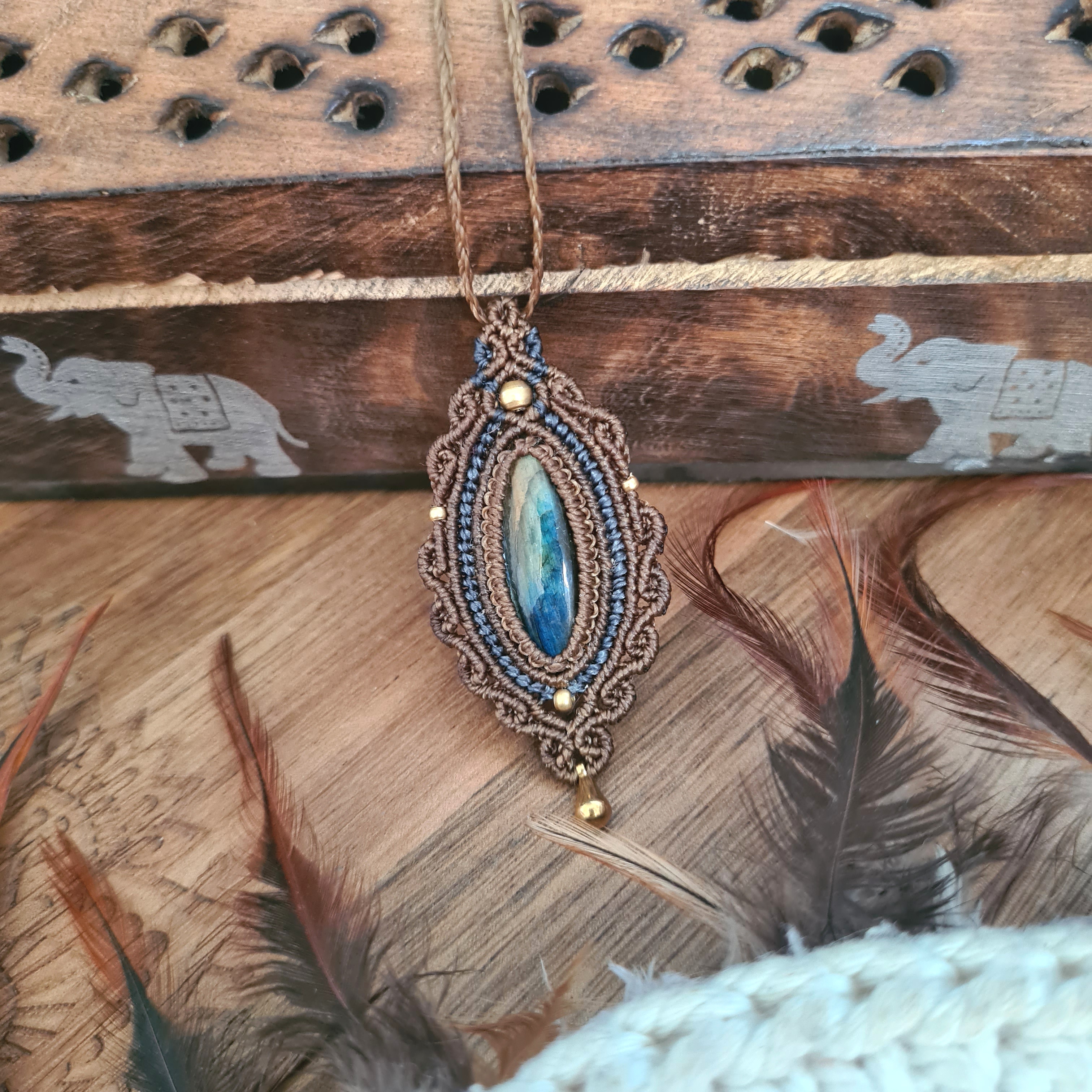 Macramé ketting Labradoriet