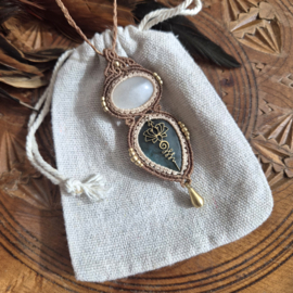 Macramé ketting Labradoriet en Belmoriet Maansteen