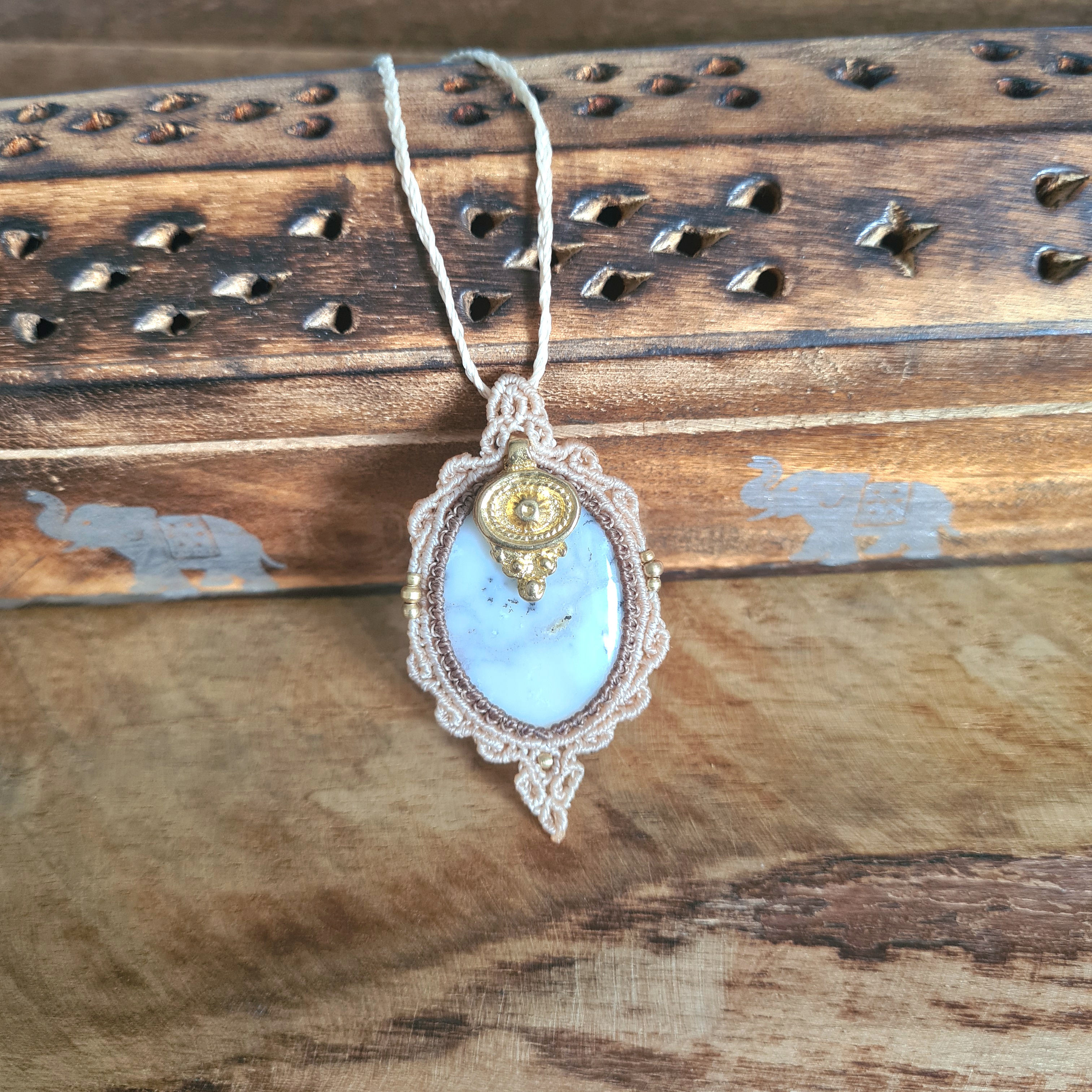Macramé ketting Dendriet Opaal