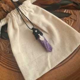 Macramé pendant Amethist