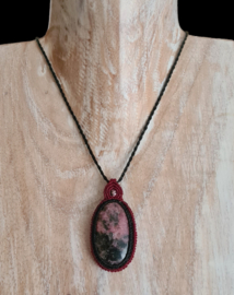 Wrapped stone ketting Rhodoniet