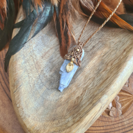 Macramé pendant Blauwe Kyaniet