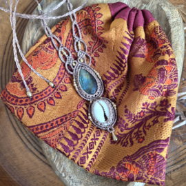 Macramé ketting Labradoriet en Kauri schelp