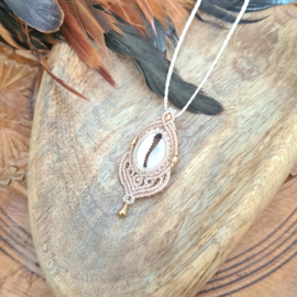 Macramé ketting Kauri schelp