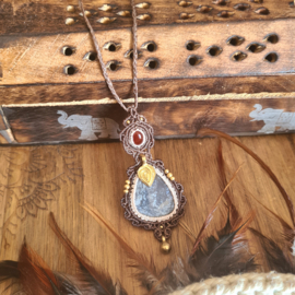 Macramé ketting Mosagaat en rode Agaat