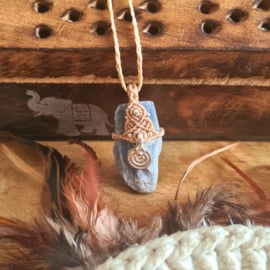 Macramé pendant Blauwe Kyaniet
