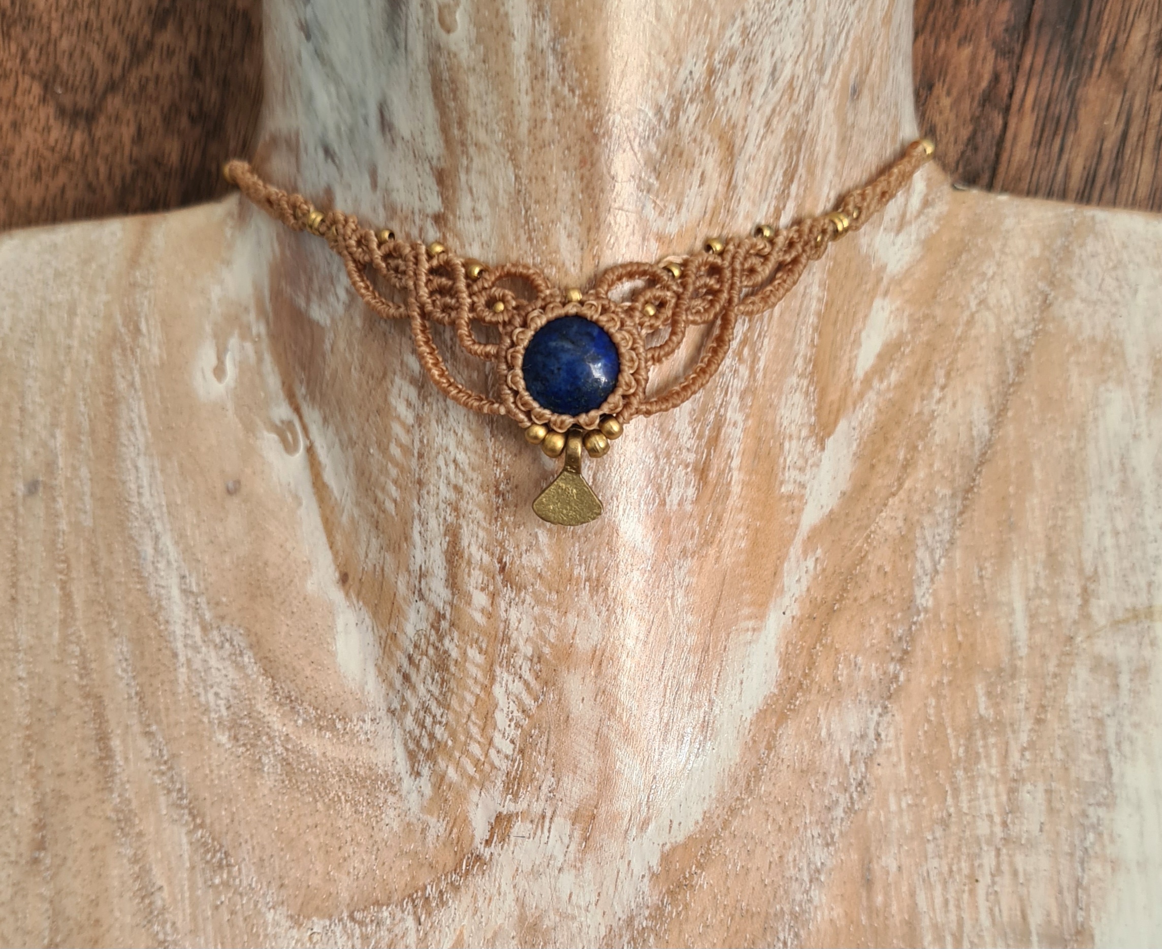 Macramé choker Lapis Lazuli