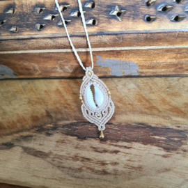 Macramé ketting Kauri schelp