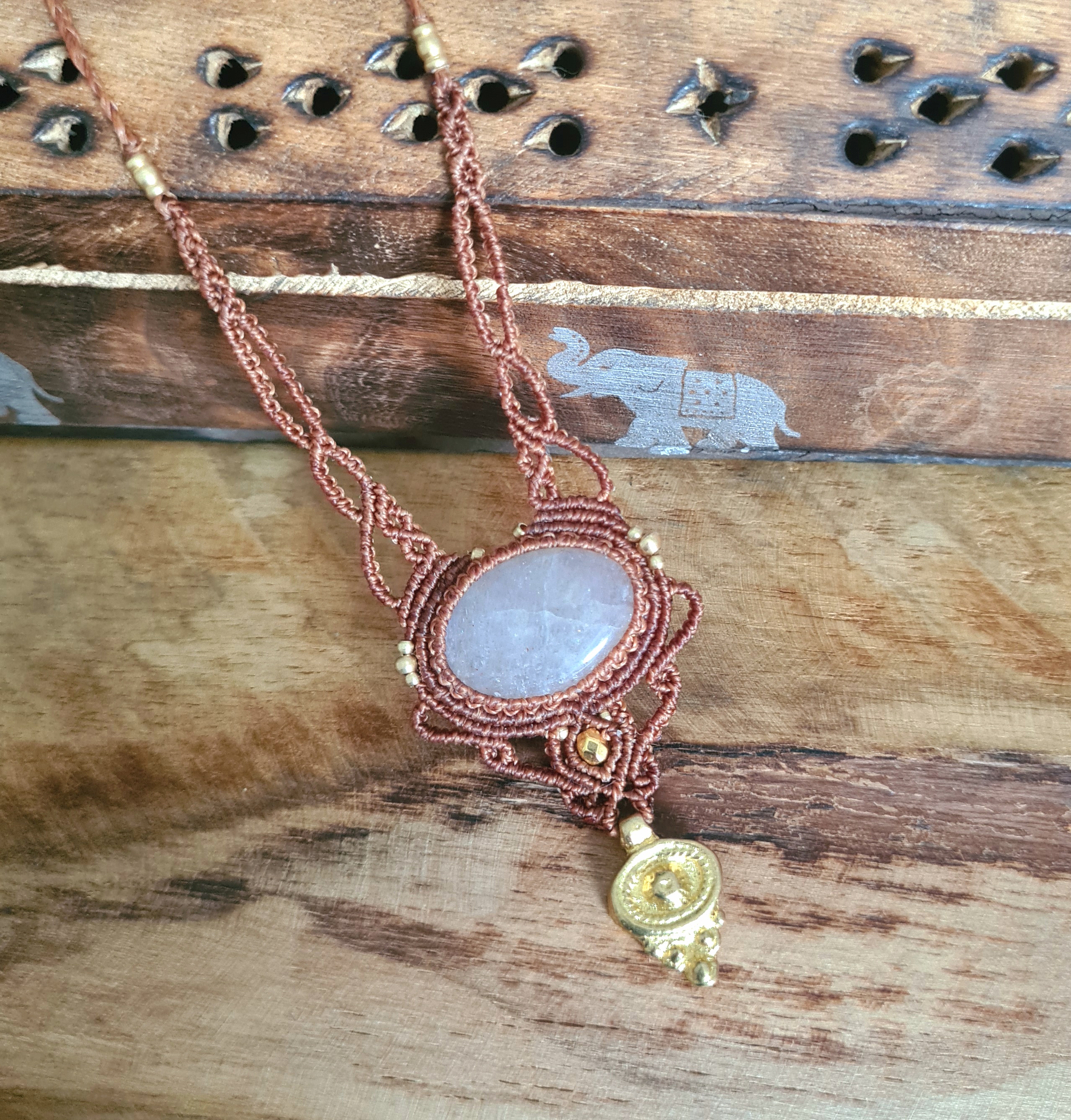 Macramé ketting Maansteen