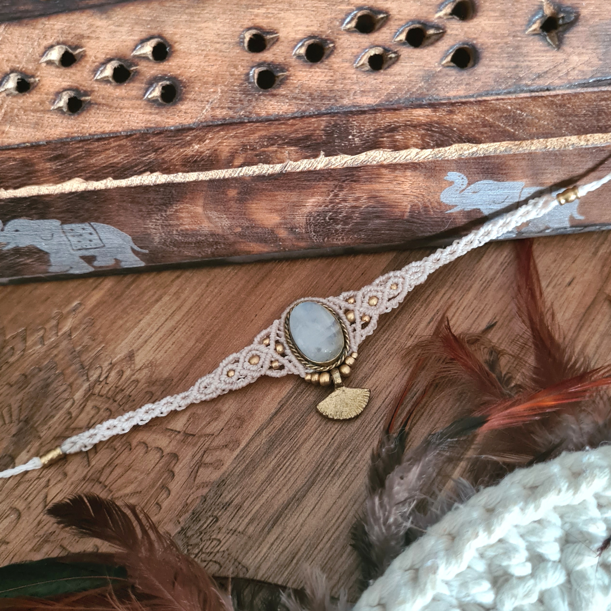 Macramé choker Maansteen
