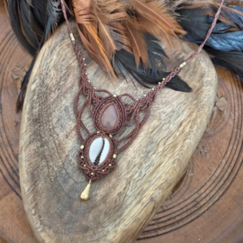 Macramé ketting  Maansteen en Kauri schelp