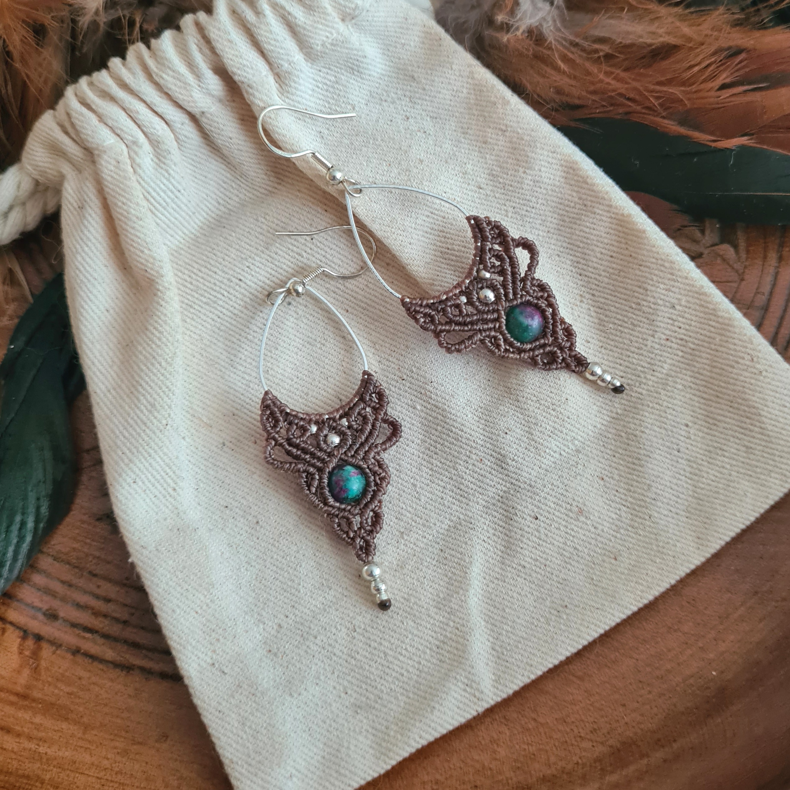 Boho drops oorbellen Robijn in Zoïsiet