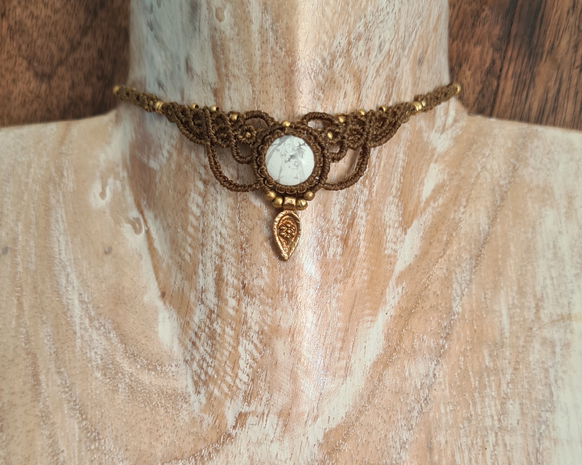 Macramé choker Howliet