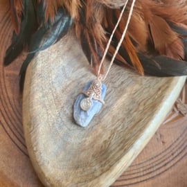 Macramé pendant Blauwe Kyaniet