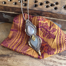 Macramé ketting Peach- en Belmoriet Maansteen