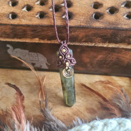 Macramé pendant Labradoriet