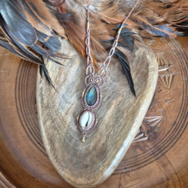 Macramé ketting Labradoriet en Kauri schelp