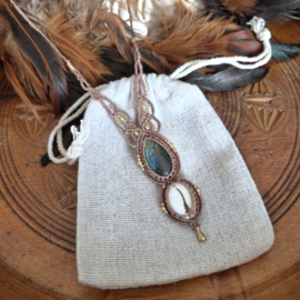 Macramé ketting Labradoriet en Kauri schelp