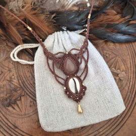 Macramé ketting Maansteen en Kauri schelp