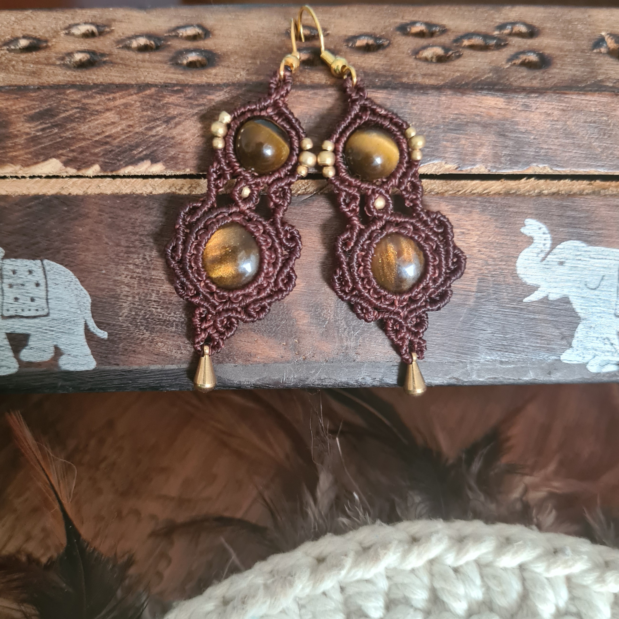 Macramé oorbellen Tijgeroog