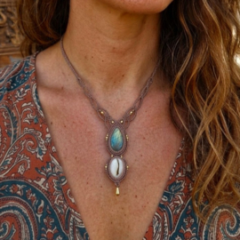 Macramé ketting Labradoriet en Kauri schelp