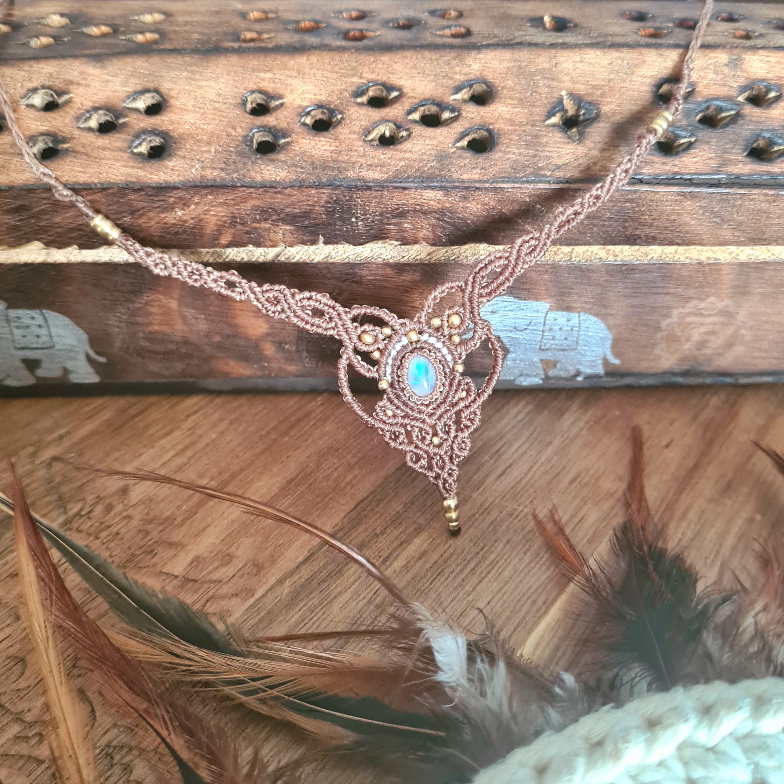 Macramé choker Maansteen