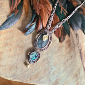 Macramé ketting Labradoriet en Abalone