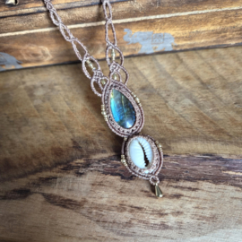 Macramé ketting Labradoriet en Kauri schelp