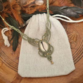 Macramé ketting Kauri schelp