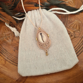 Macramé ketting Kauri schelp