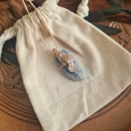 Macramé pendant Blauwe Kyaniet